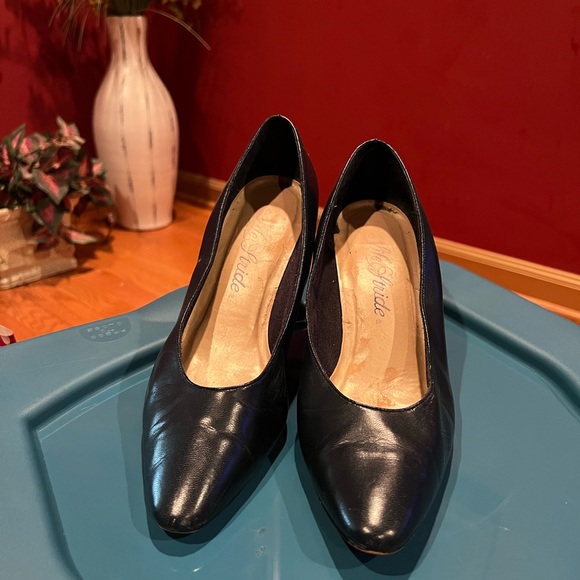 3/$10 Life Stride Vintage Navy Blue Heels - Picture 4 of 9